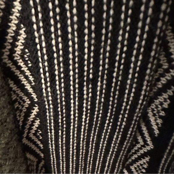 🔥 Guilty 2X Fringed Patterned Poncho with sleeves - Picture 5 of 6